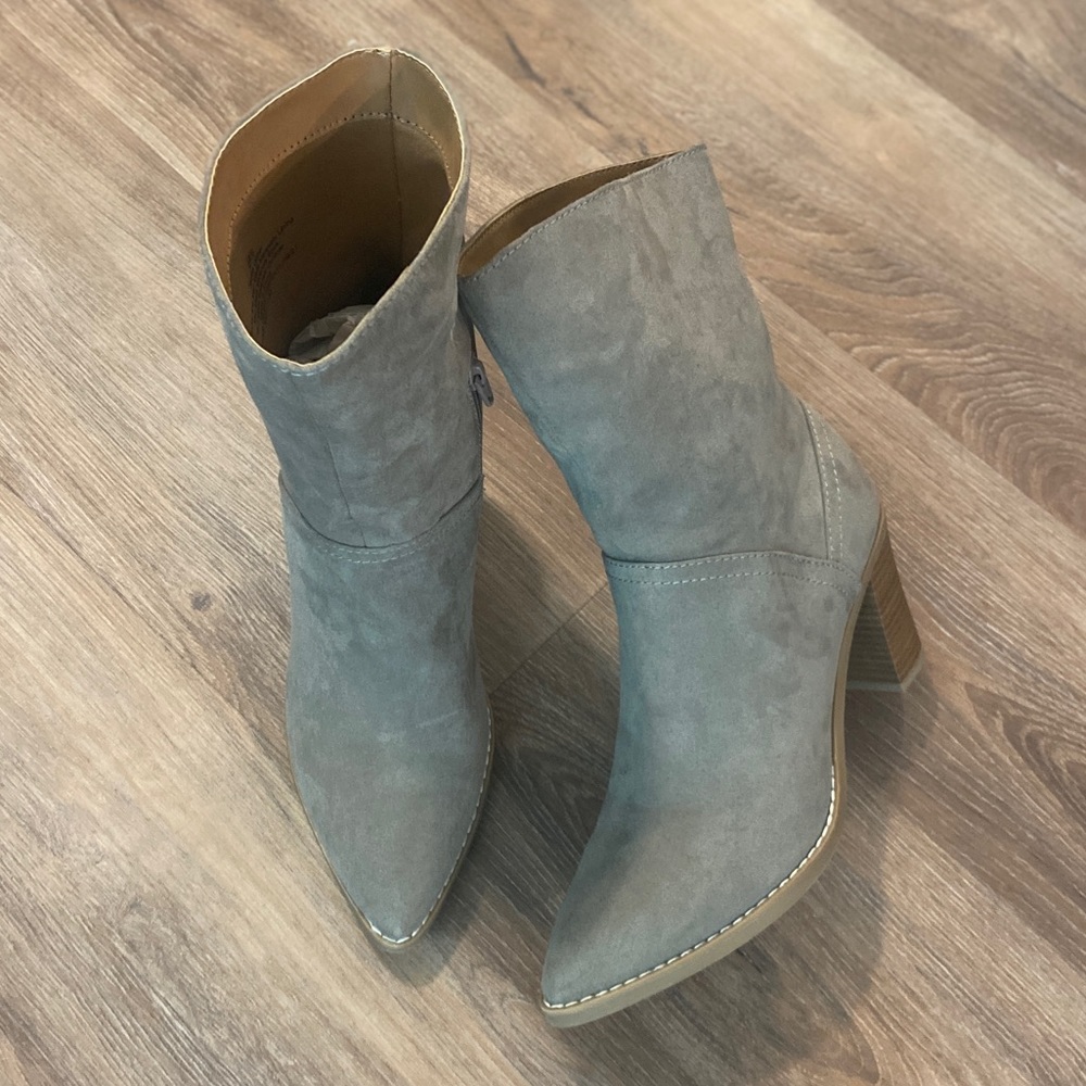 Universal Thread Elaine Faux Suede Mid Shaft Block Heel Boots Taupe 8.5